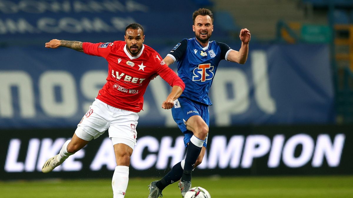 PAP / Łukasz Gągulski / Na zdjęciu: piłkarz drużyny Wisła Kraków Felicio Brown Forbes (z lewej) i Antonio Milić (z prawej) z zespołu Lech Poznań