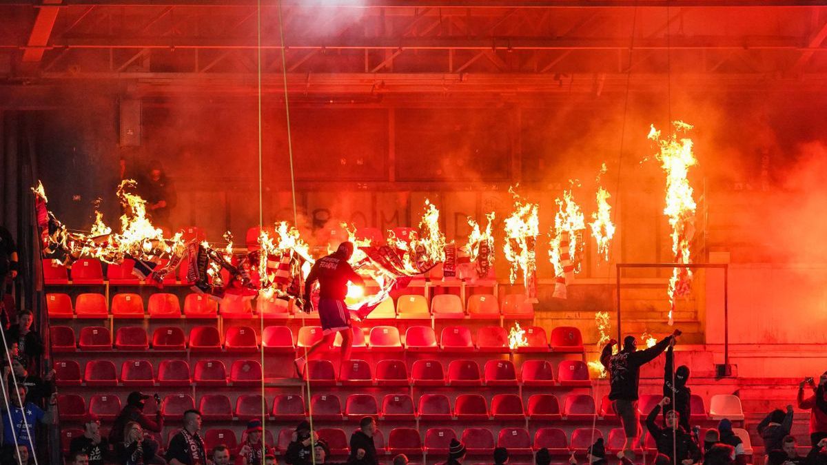Newspix / Borys Gogulski/Cyfrasport / Na zdjęciu: kibice Wisły Kraków palą szaliki Cracovii podczas derbów