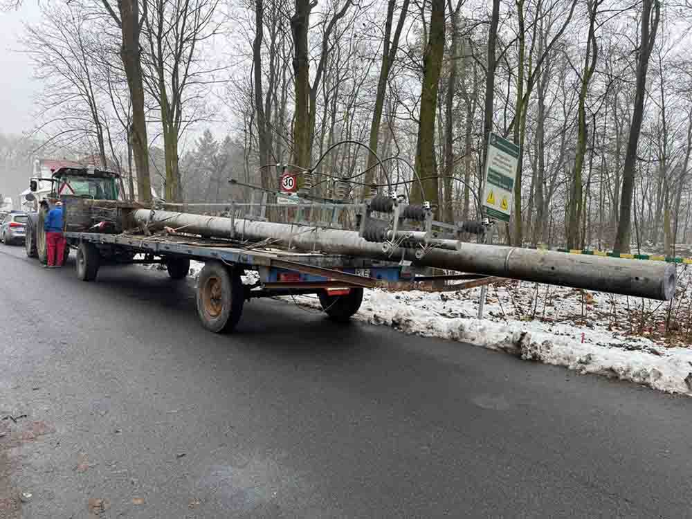 Leszno: Jak on to wiózł. Na naczepie kilkumetrowy betonowy słup