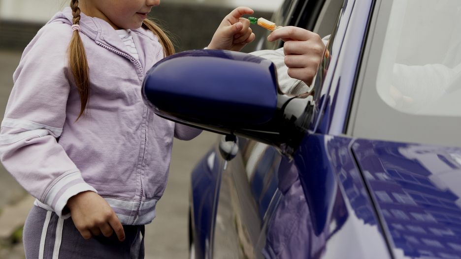 Oferował słodycze i chciał wciągnąć dziecko do auta?