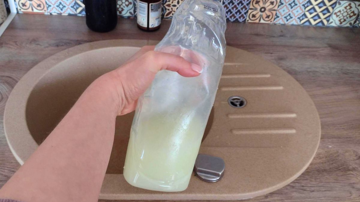 Kobieta trzyma butelkę z detergentem