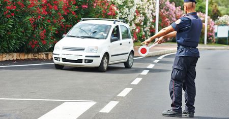 Mandat za granicą i z zagranicy. Postępuj rozważnie, bo możesz sporo zapłacić