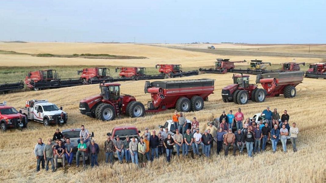 Rolnikowi z pomocą przyszli sąsiedzi (zdjęcia ilustracyjne)