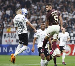 Adson (L) of Corinthians in action against Matias Di Benedetto (R) of Universitario during the Copa Sudamericana soccer match between Corinthians and Universitario at Arena Corinthians Stadium in Sao Paulo, Brazil, 11 July 2023. EPA/Sebastiao Moreira Dostawca: PAP/EPA.