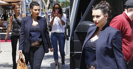 Kardashian znów pokazuje brzuszek! (ZDJĘCIA)
