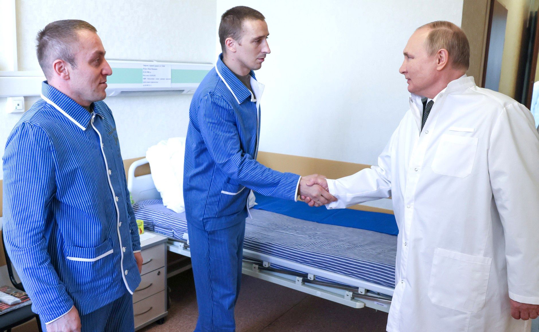 Rosja. Władimir Putin odwiedza w szpitalu żołnierzy rannych na wojnie w Ukrainie.