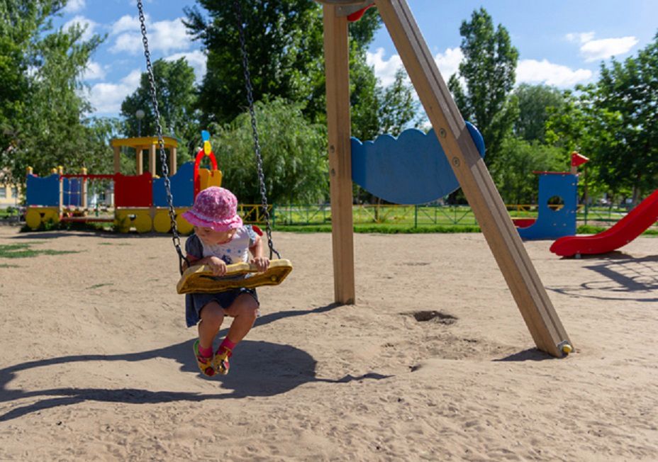 Upał na placu zabaw może doprowadzić do poważnych konsekwencji zdrowotnych