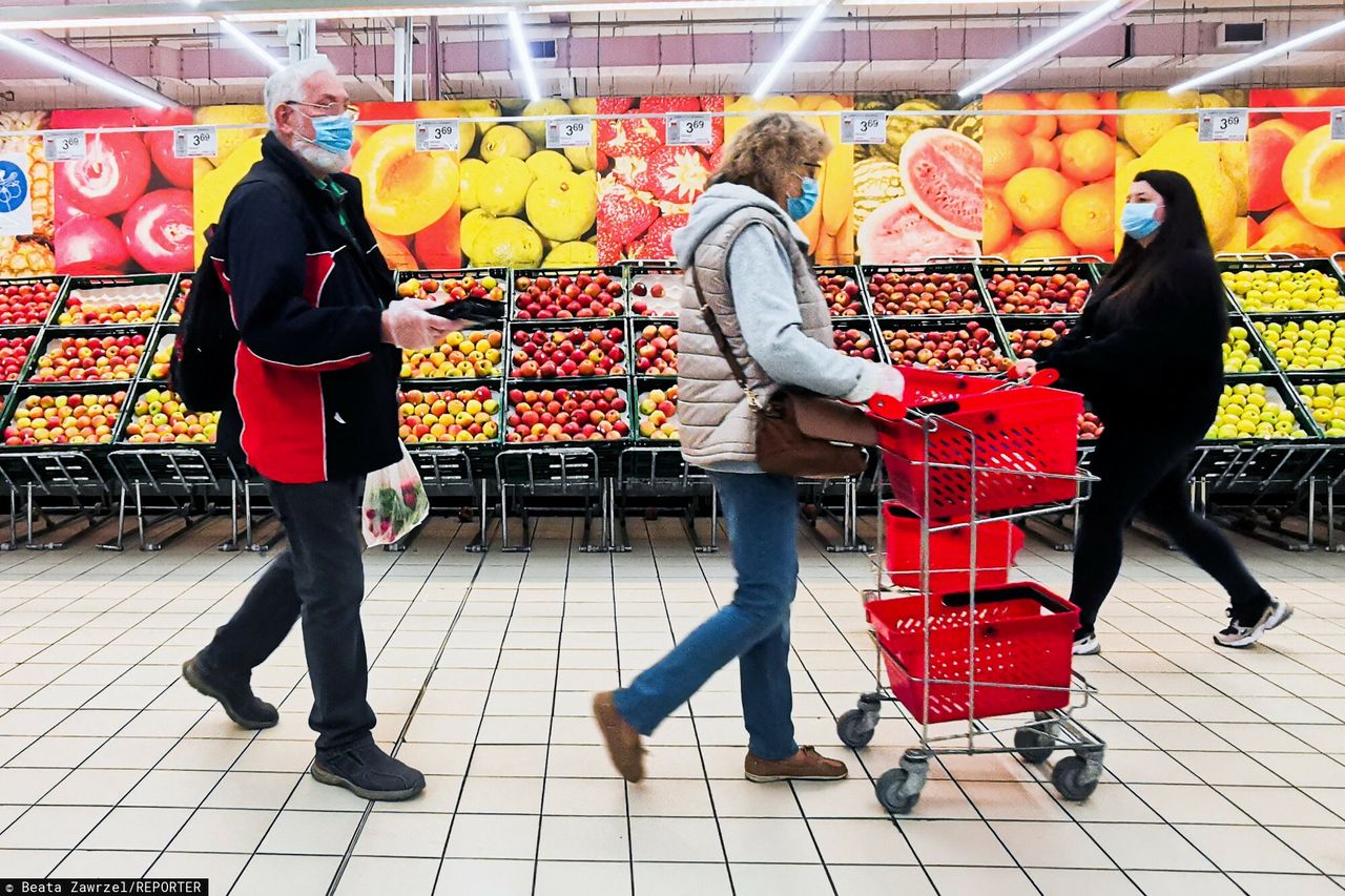 Premier obiecuje oszczędności po obniżce VAT-u. Na ile można liczyć?