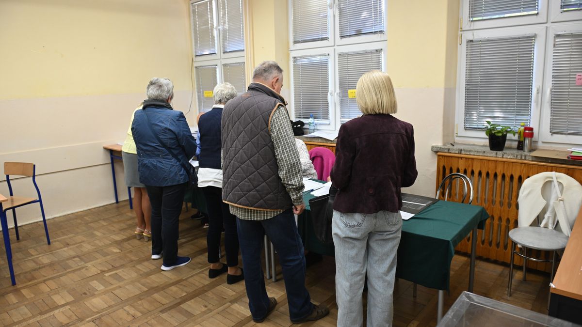 g�osowanie
Szczecin, 09.06.2024. G�osowanie w lokalu wyborczym w Szczecinie, 9 bm. W Polsce rozpocz�o si� g�osowanie w wyborach do Parlamentu Europejskiego. Lokale wyborcze zosta�y otwarte o 7. Do zako�czenia g�osowania o godzinie 21:00, trwa cisza wyborcza. (miwi) PAP/Marcin Bielecki
Marcin Bielecki
eurowybory, eurowybory 2019, g�os, g�osowa�, g�osowanie, g�oswoanie, komisja wyborcza, lokal wyborczy, parlament europejski, parlamentu europejskiego, urna, wybory europejskie