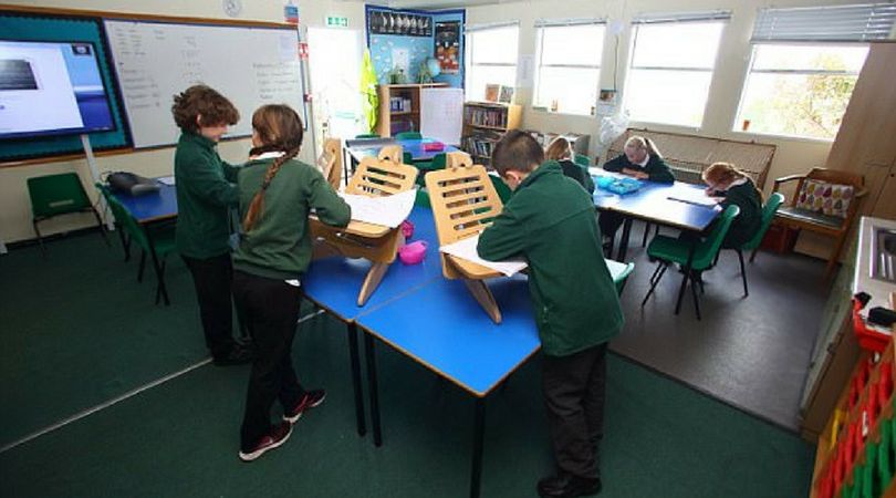 W szkołach w Wielkiej Brytanii dzieci uczą się na stojąco przez 3 godziny dziennie. Jest to metoda walki z otyłością