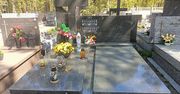 Tajemnica czołgu na grobie Franciszka Pieczki. W tle dziecięca aktorka