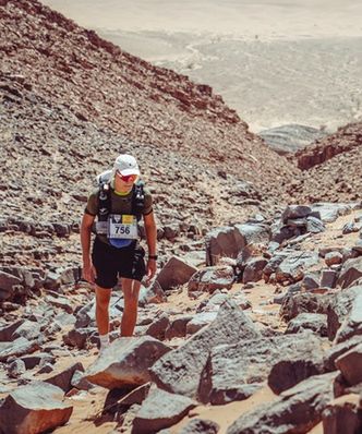 "Pobiegłem do piekła i z niego wróciłem". Polski biegacz opowiada o starcie w "Maratonie Piasków"