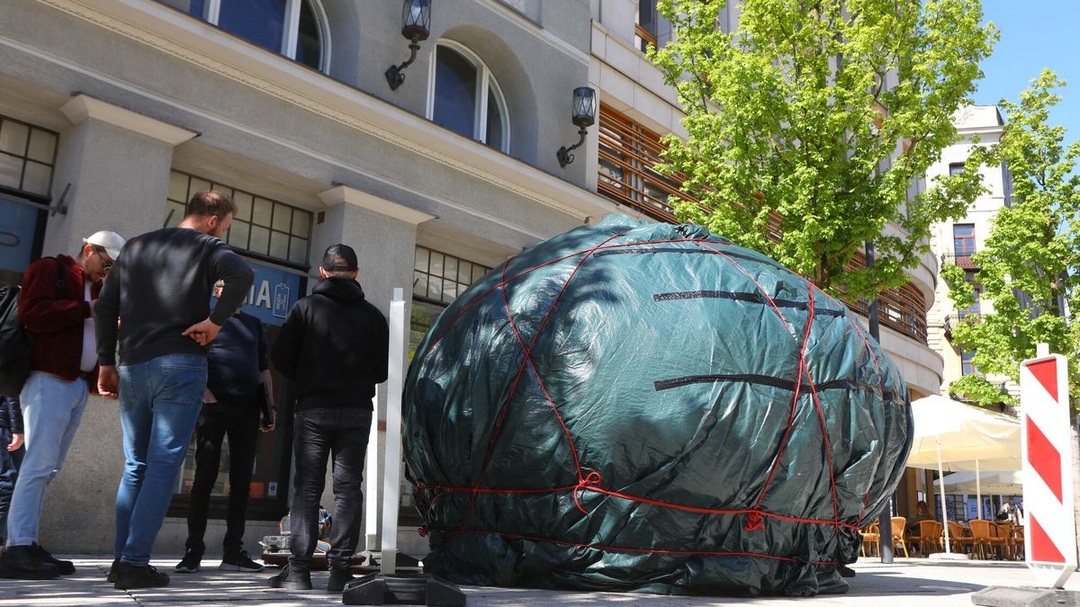 Jajo na placu Pięciu Rogów w Warszawie
