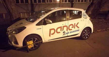 Źle zaparkował wypożyczony samochód na minuty. Straż miejska założyła blokadę