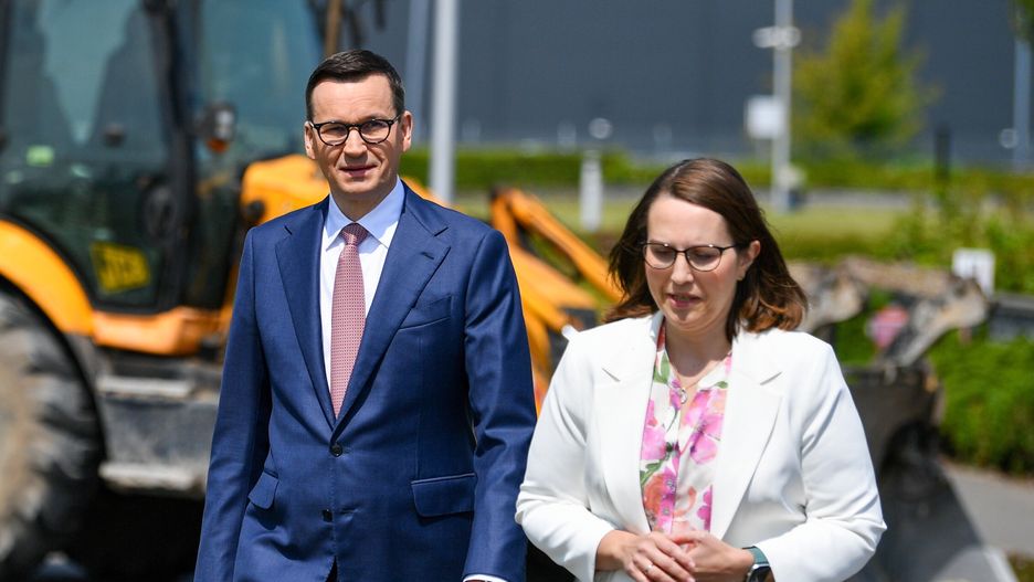 Radom, 29.05.2023. Premier Mateusz Morawiecki (L) oraz minister finansów Magdalena Rzeczkowska (P) przed rozpoczęciem konferencji prasowej w Centrum Informatyki Resortu Finansów w Radomiu, 29 bm. (amb) PAP/Piotr Polak