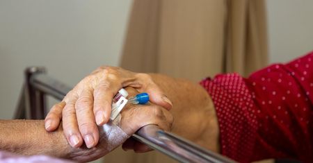 Ten zmysł jako pierwszy zanika przed śmiercią. Lekarze o etapach umierania