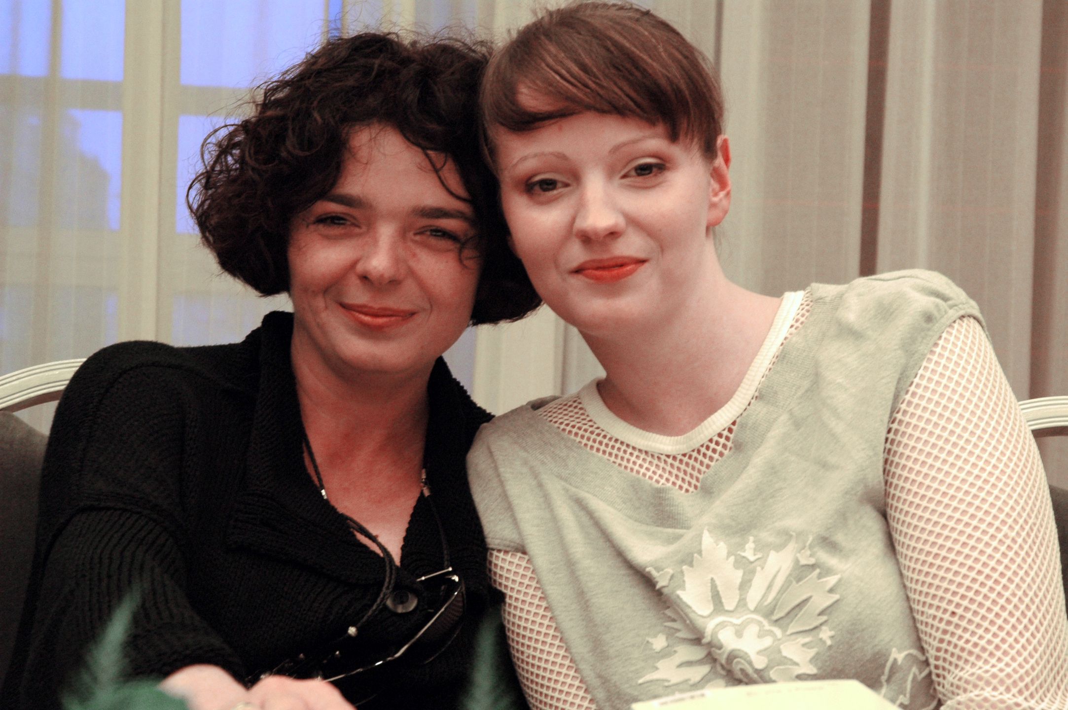 Dorota Szelągowska i Katarzyna Grochola w 2004 roku