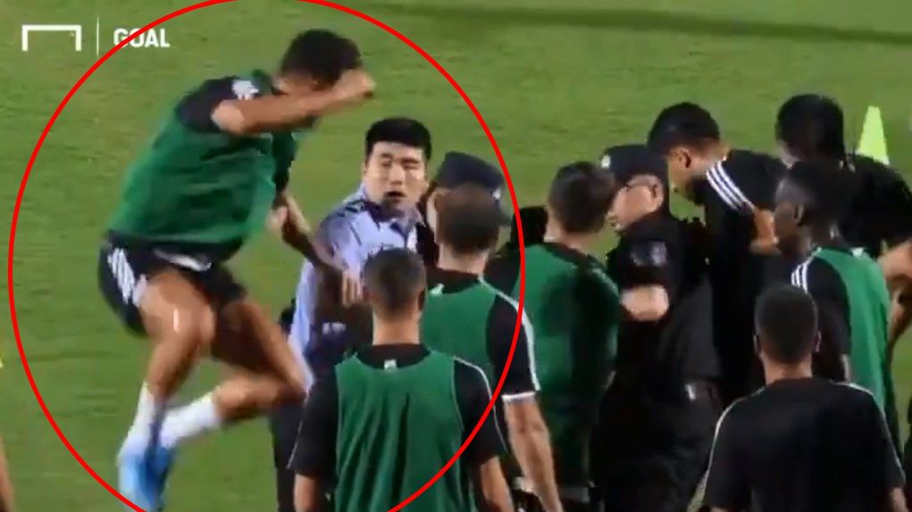 Cristiano Ronaldo skaczący na policjanta w Chinach