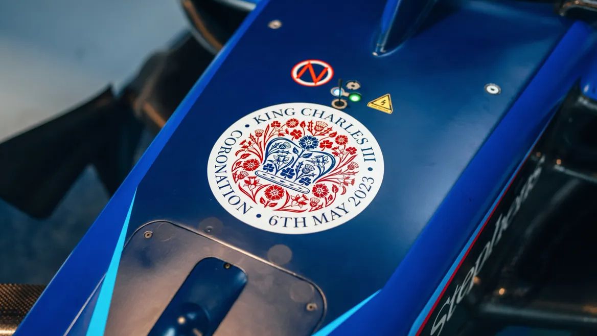 Zdjęcie okładkowe artykułu: Materiały prasowe / Williams / Na zdjęciu: emblemat koronacyjny na bolidzie Williamsa