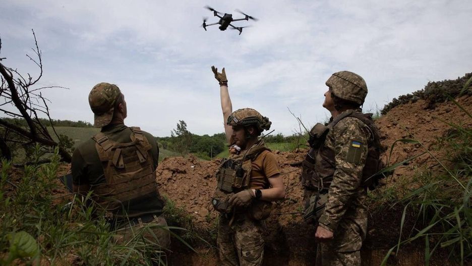 Drony po obu stronach frontu stały się bardzo ważnym orężem. Ukraińcy i Rosjanie nauczyli się doskonale z nimi walczyć 