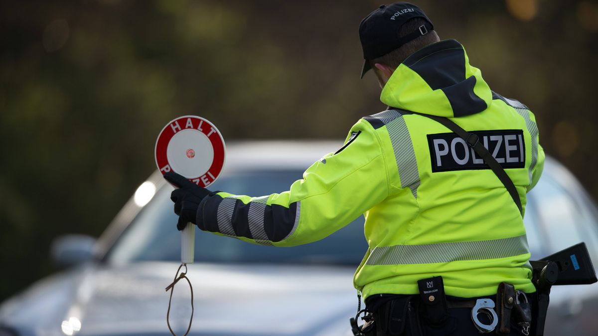 Police controlling German-Belgian border
German Federal police armed with machine guns are patrolling the Autobahn 44 in Aachen, Germany, 23 November 2015. They are on the look out for cars and people who might be involved with the recent terror attacks in Paris. PHOTO. FEDERICO GAMBARINI/DPA 
Dostawca: PAP/DPA.
Federico Gambarini
Terrorismus, Polizei, Waffe