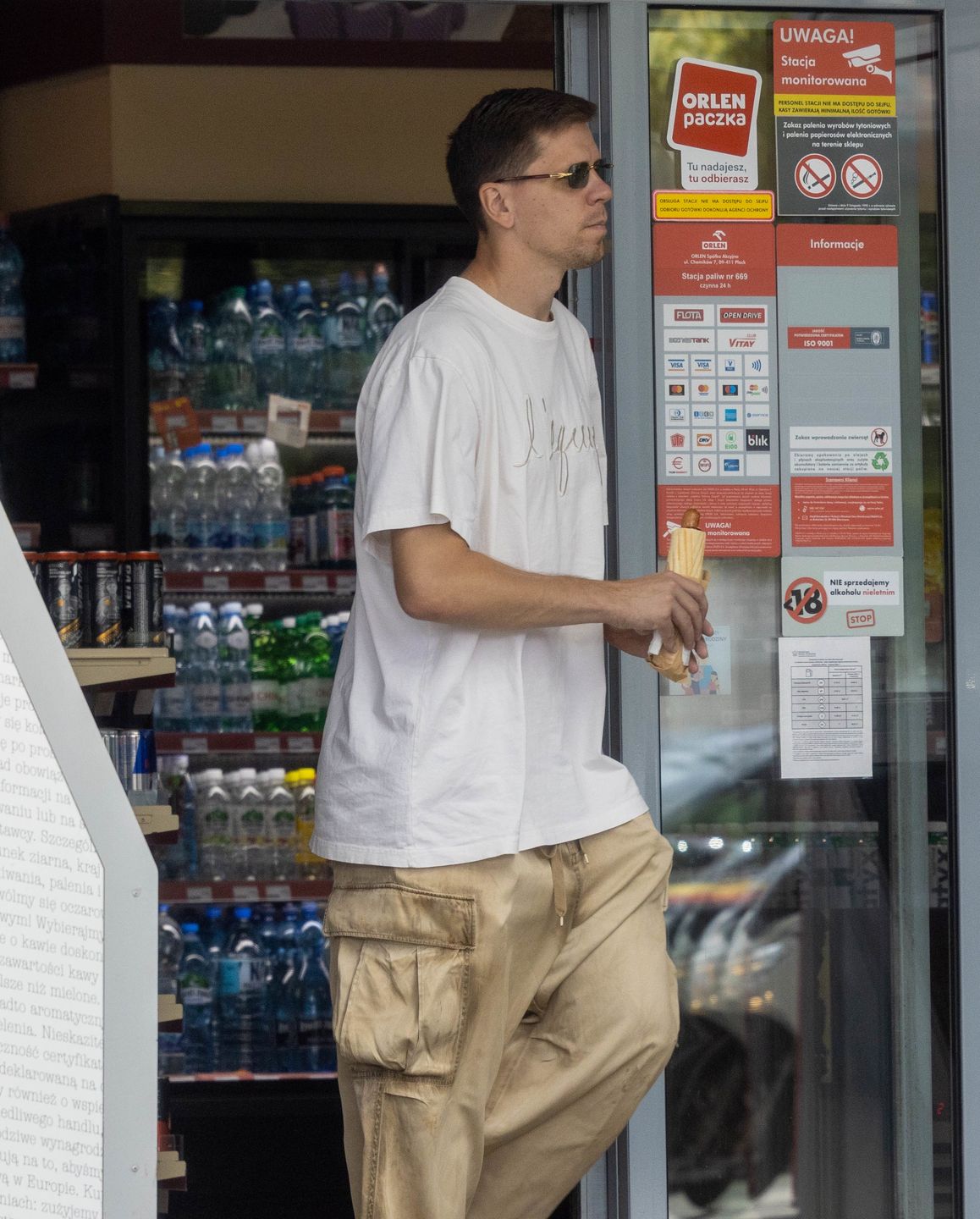 Wojciech Szczęsny tankuje na stacji benzynowej