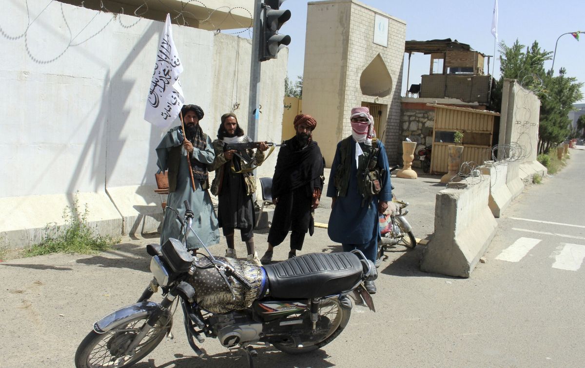 Ghazni w Afganistanie. Patrol talibów w mieście 