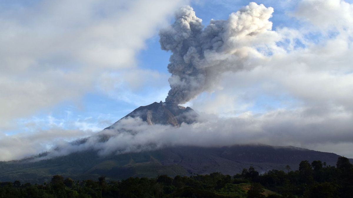 Erupcja indonezyjskiego wulkanu. W każdym momencie może dojść do kataklizmu