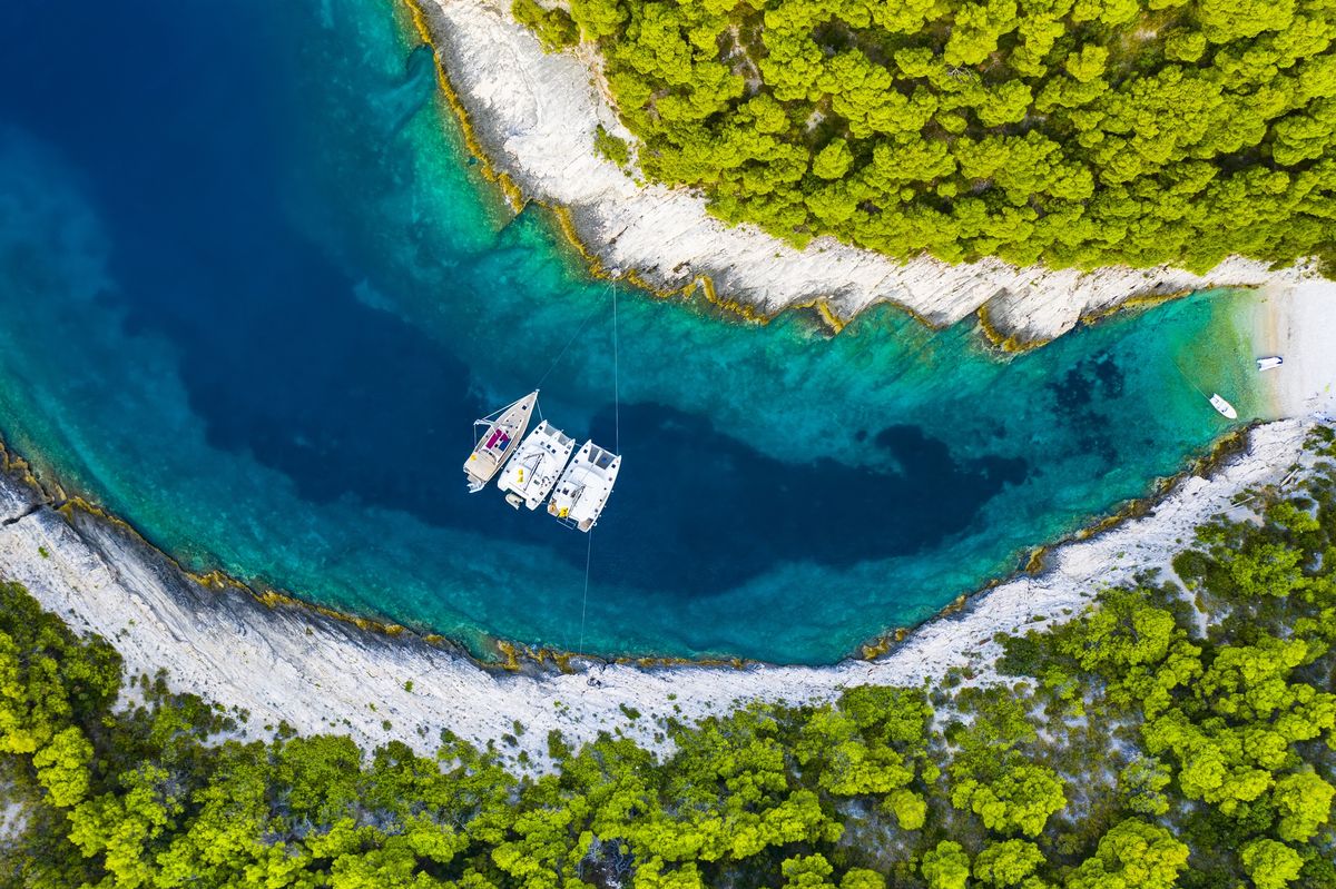 Dalmacja to liczne ukryte zatoki z boskimi plażami