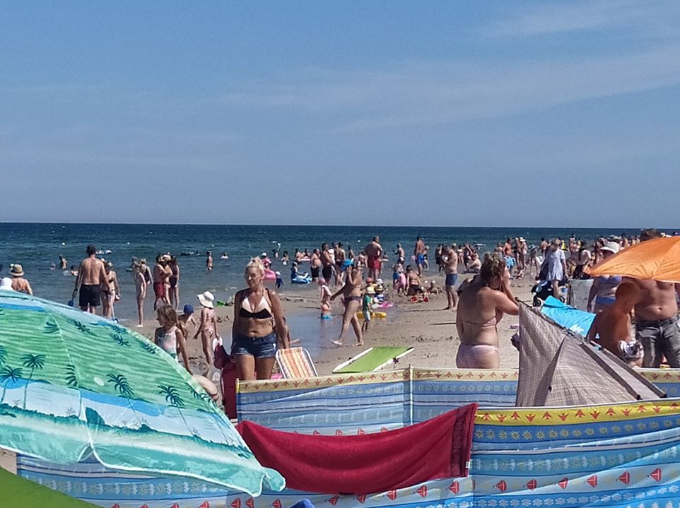 Turyści wypoczywają tłumnie na plaży w Dębkach