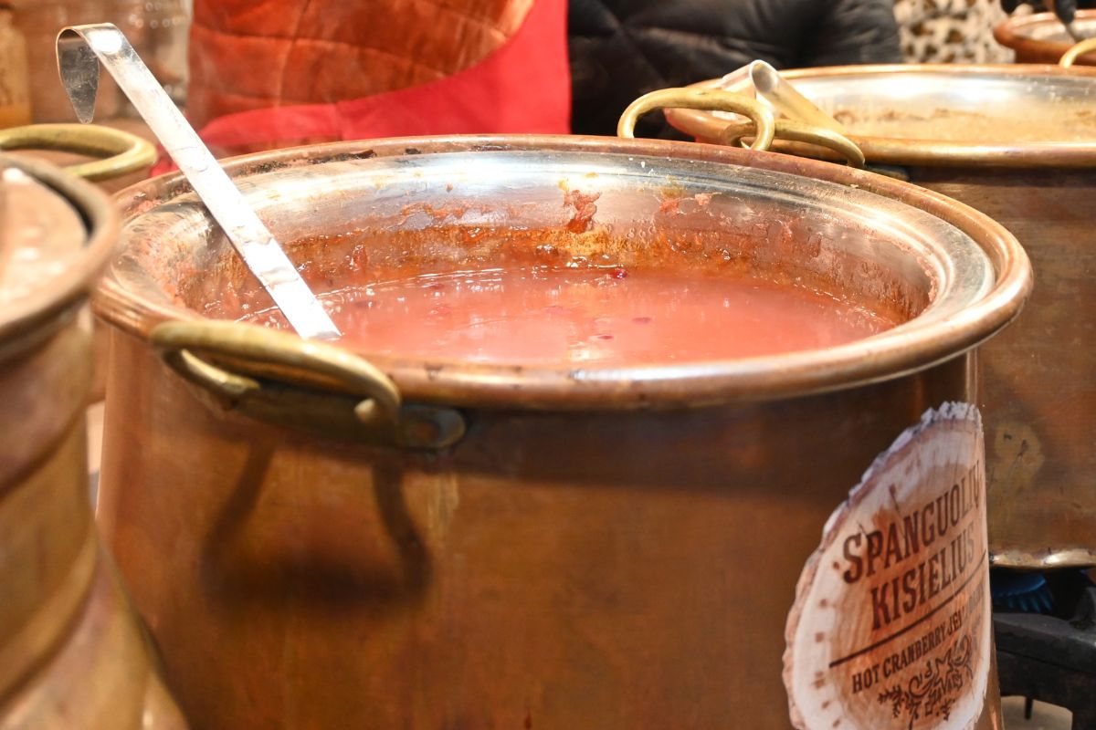 Turyści z ciekawością zaglądali do kociołka. Zamiast grzańca inny napój