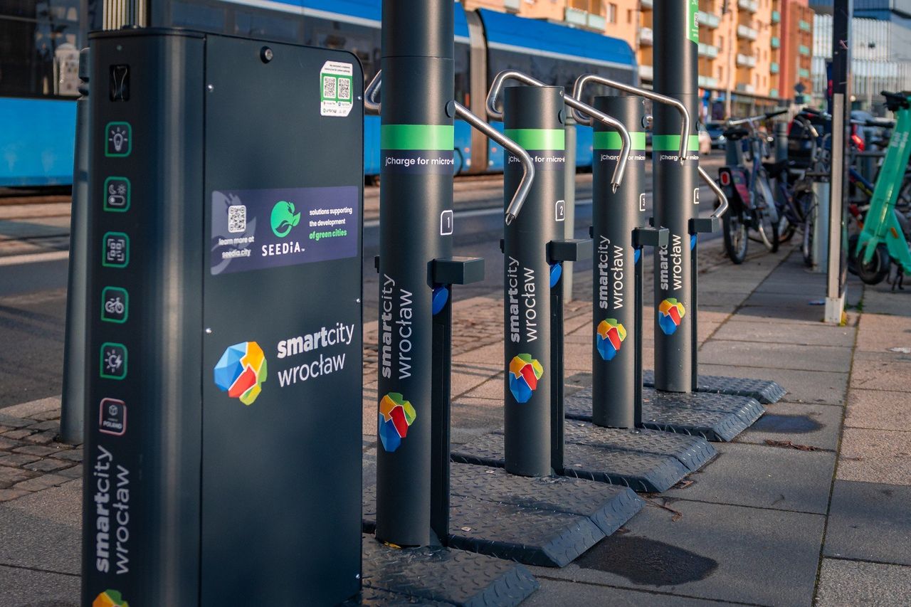 Wrocław: Nowe solarne stacje ładowania dla rowerów i hulajnóg