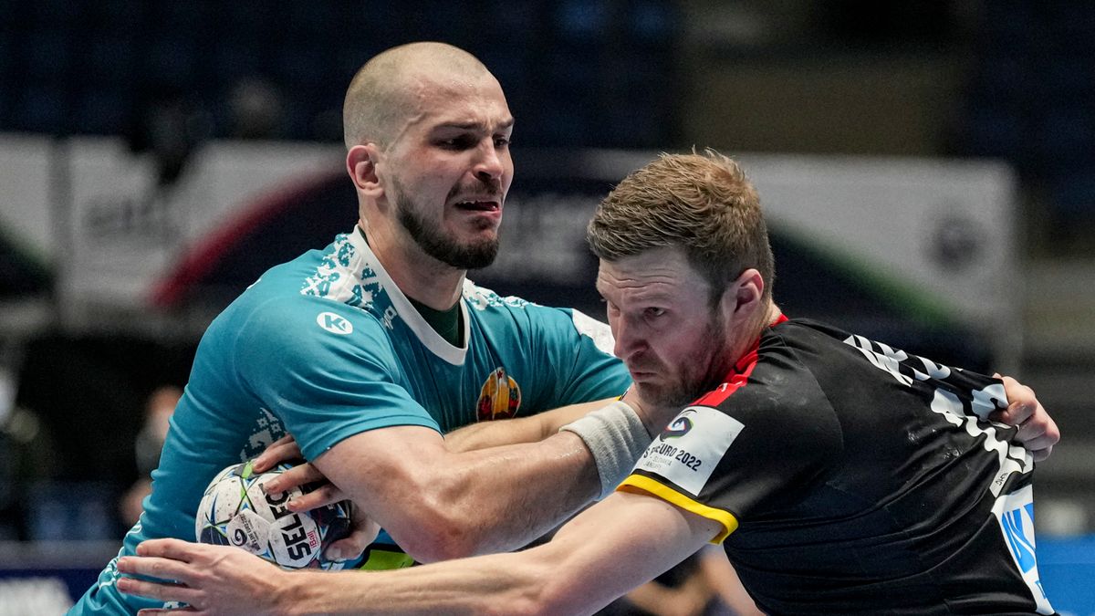 PAP/EPA / MARTIN DIVISEK  / Na zdjęciu: Artsiom Karalek (po lewej)