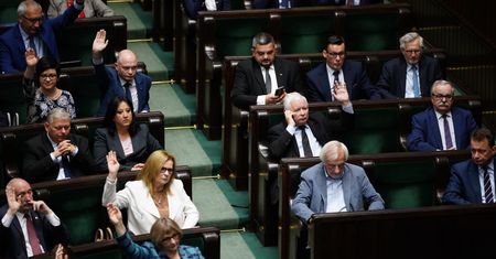 PiS chce wycofać się z obniżki pensji dla posłów? "Do złożenia projektu zachęca opozycję"