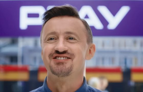 Adam Małysz reklamuje promocję ze smartfonami w Play