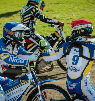 Beniaminek zaczął od zwycięstwa, ale było gorąco!