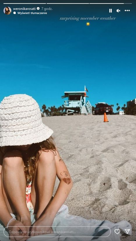 Weronika Rosati na plaży z córką