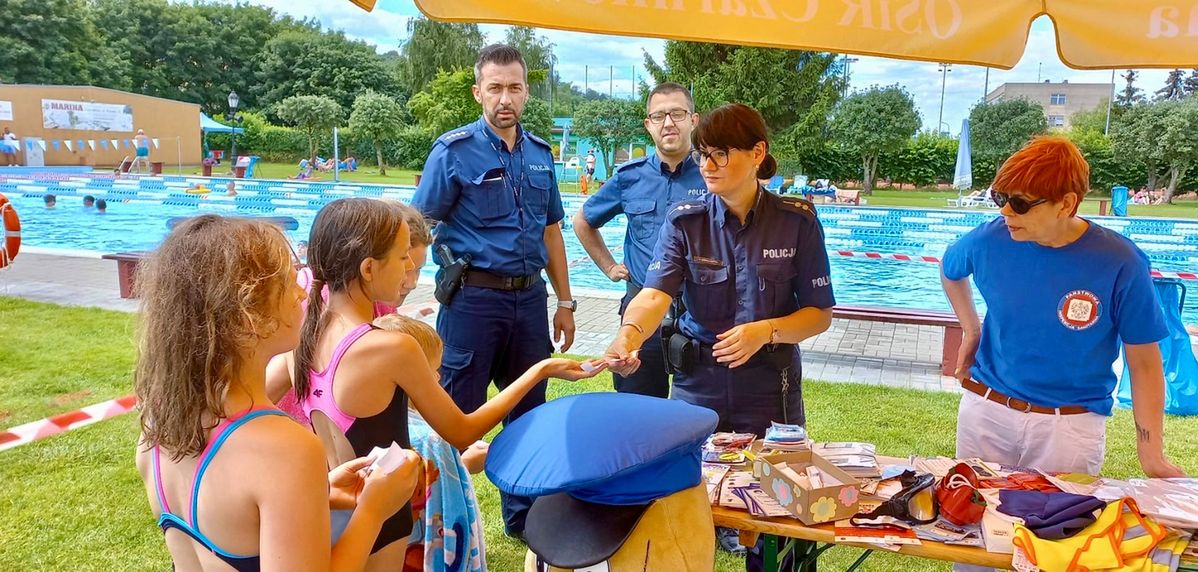 Policjanci na basenie w Czarnkowie