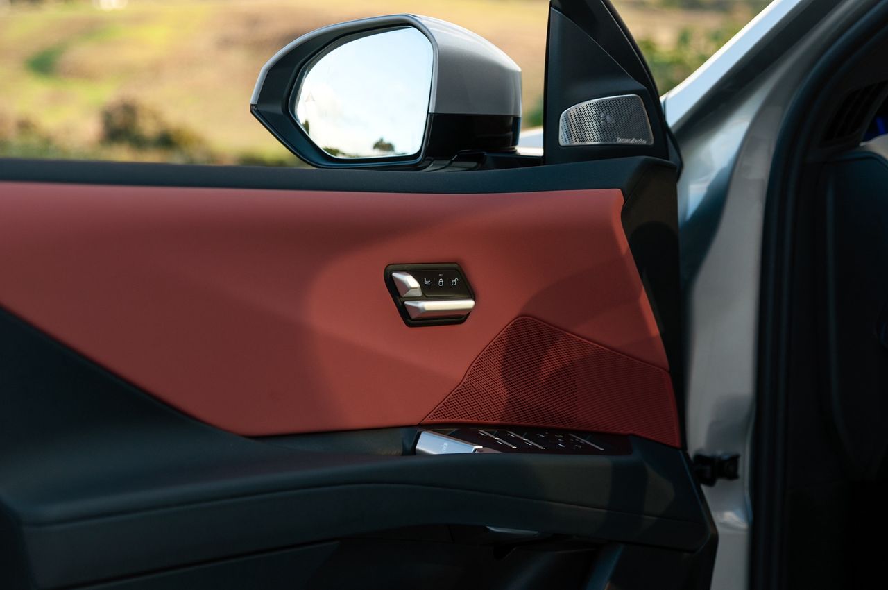 BMW iX3 50 xDrive (2025) - wnętrze