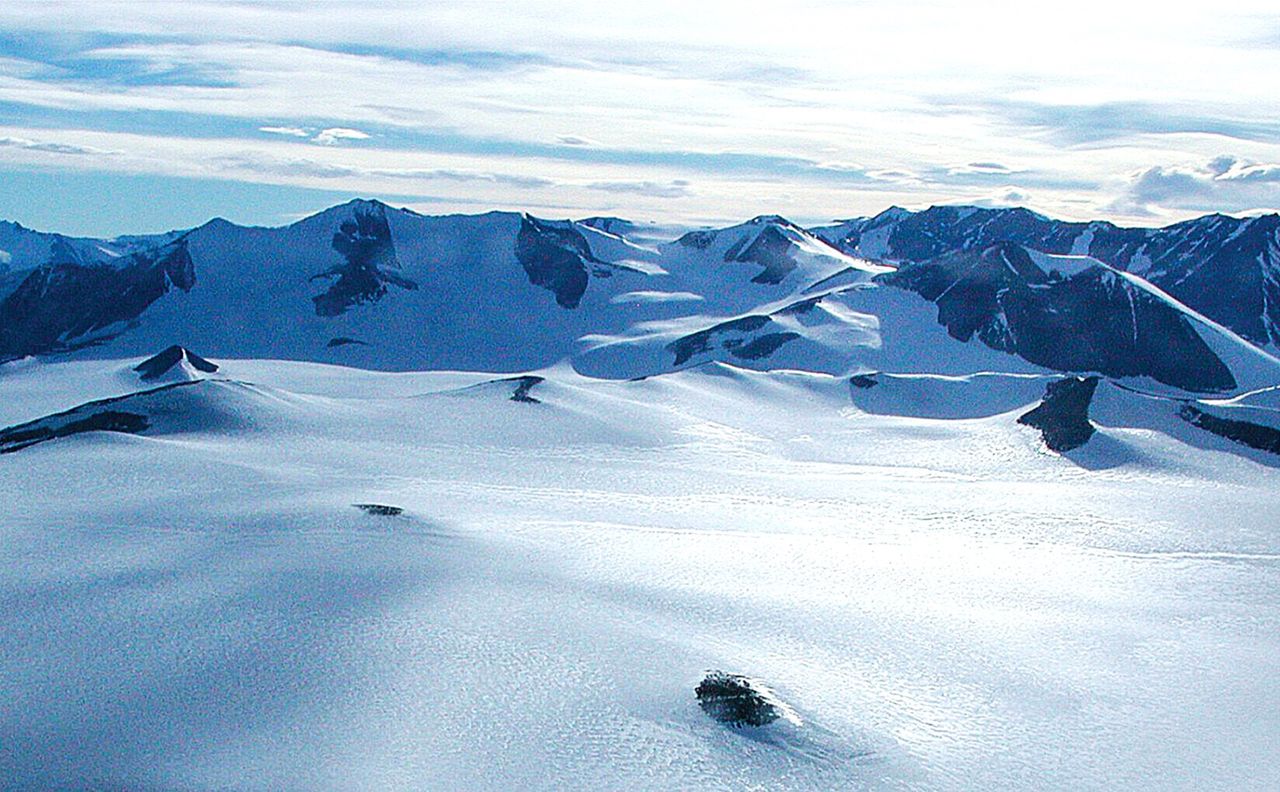 Ukryty świat Antarktydy. Naukowcy: pod lodem są całe doliny, jeziora i góry