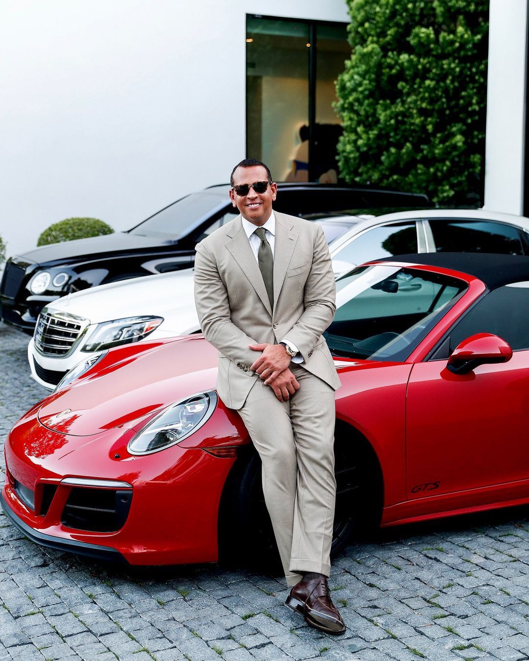 Alex Rodriguez pozuje z czerwonym porsche