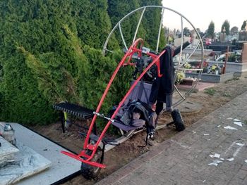 Motoparalotnia spadła na teren cmentarza. Pilot nie przeżył wypadku
