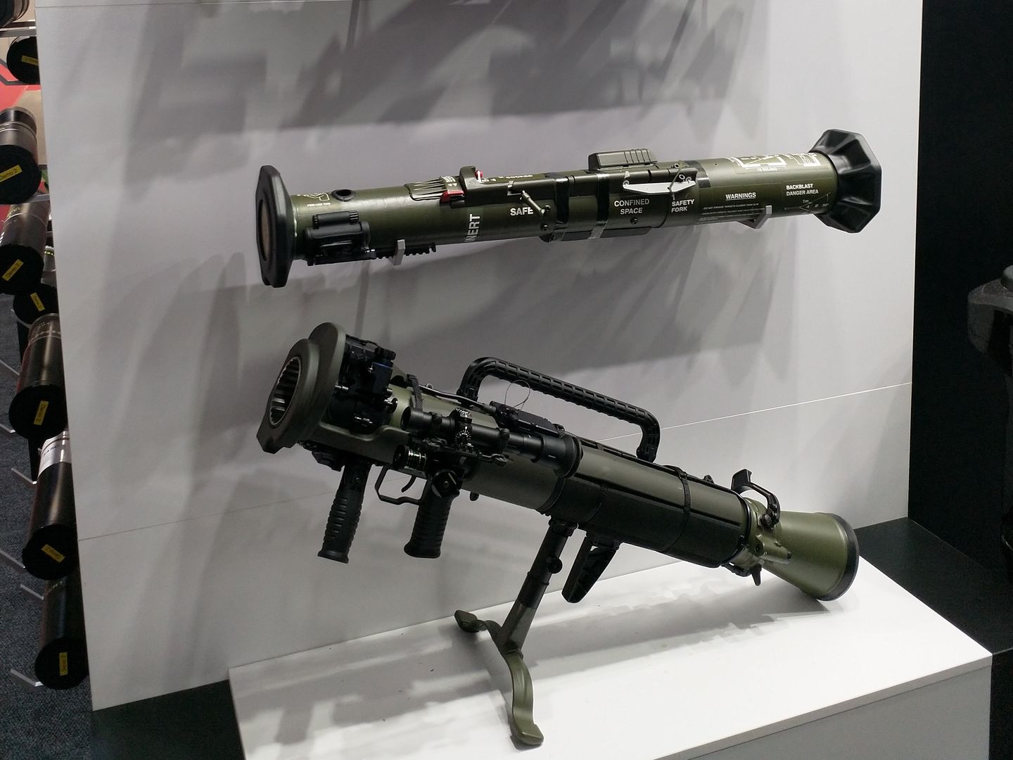 Działo bezodrzutowe Carl Gustaf M4 w otoczeniu granatników AT4.