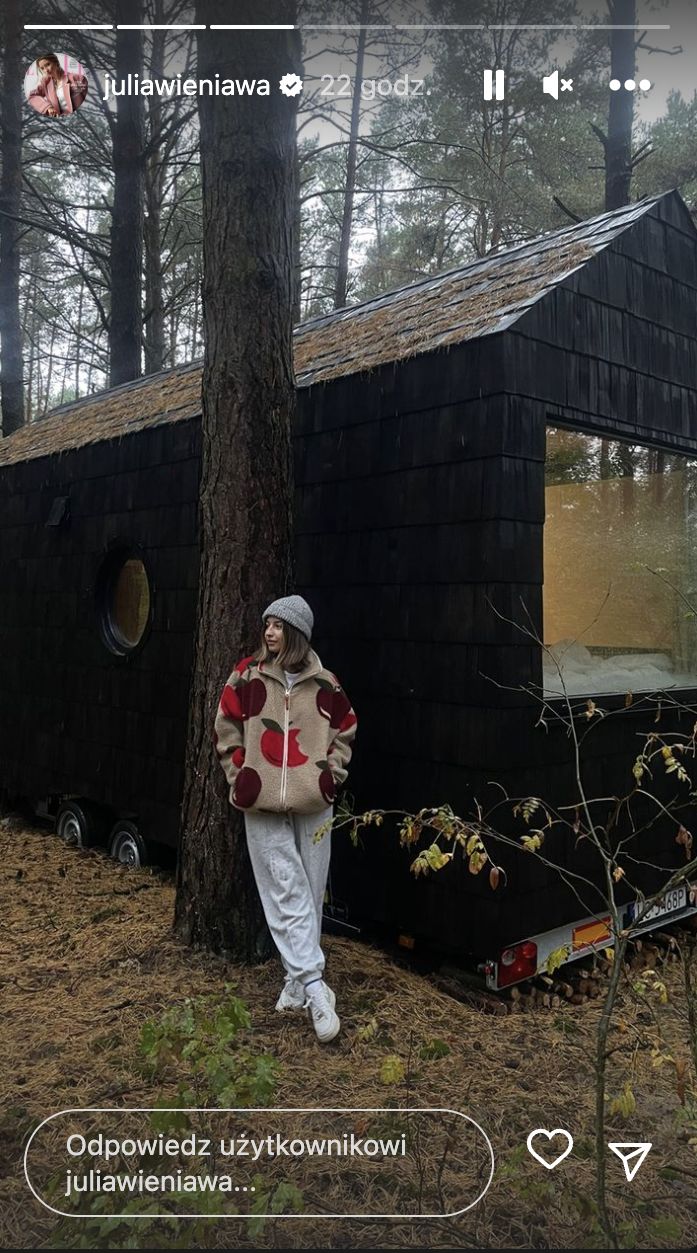 Julia Wieniawa spaceruje po lesie w modnym looku
