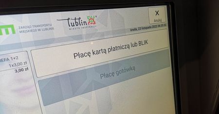 Nie masz przy sobie karty, a tylko gotówkę? Możesz mieć problem z zakupem biletu. Częste awarie biletomatów