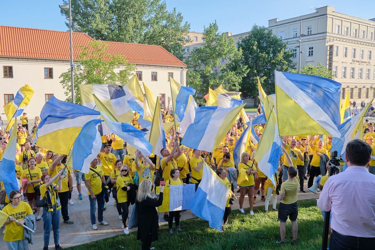 Manifestacja kibiców żużlowego Motoru Lublin na placu Litewskim
