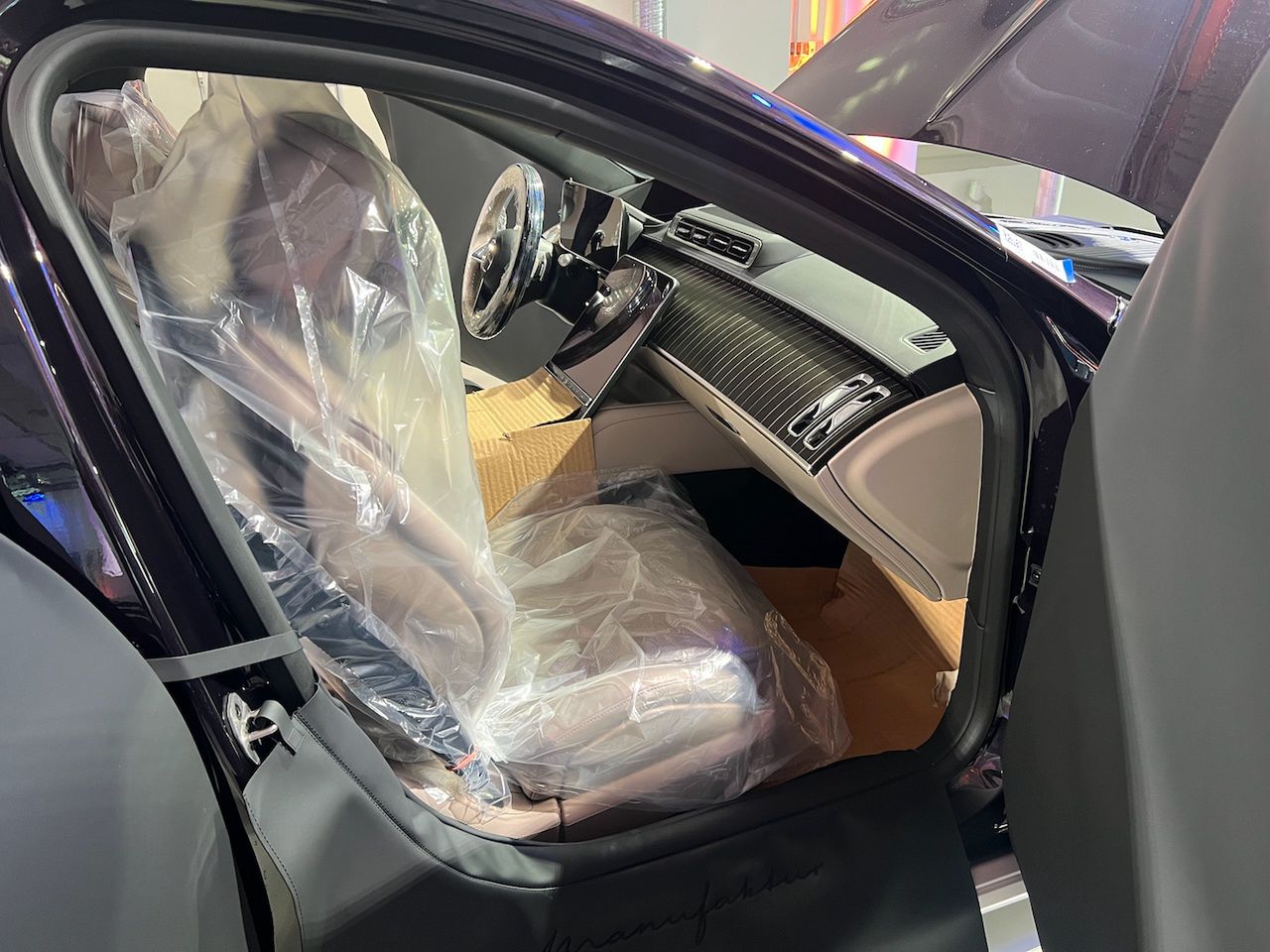 Seats and interior finish components are assembled on the Manufaktur studio line. If the customization scope is small, these components are sent to the serial production line in Mercedes factories.