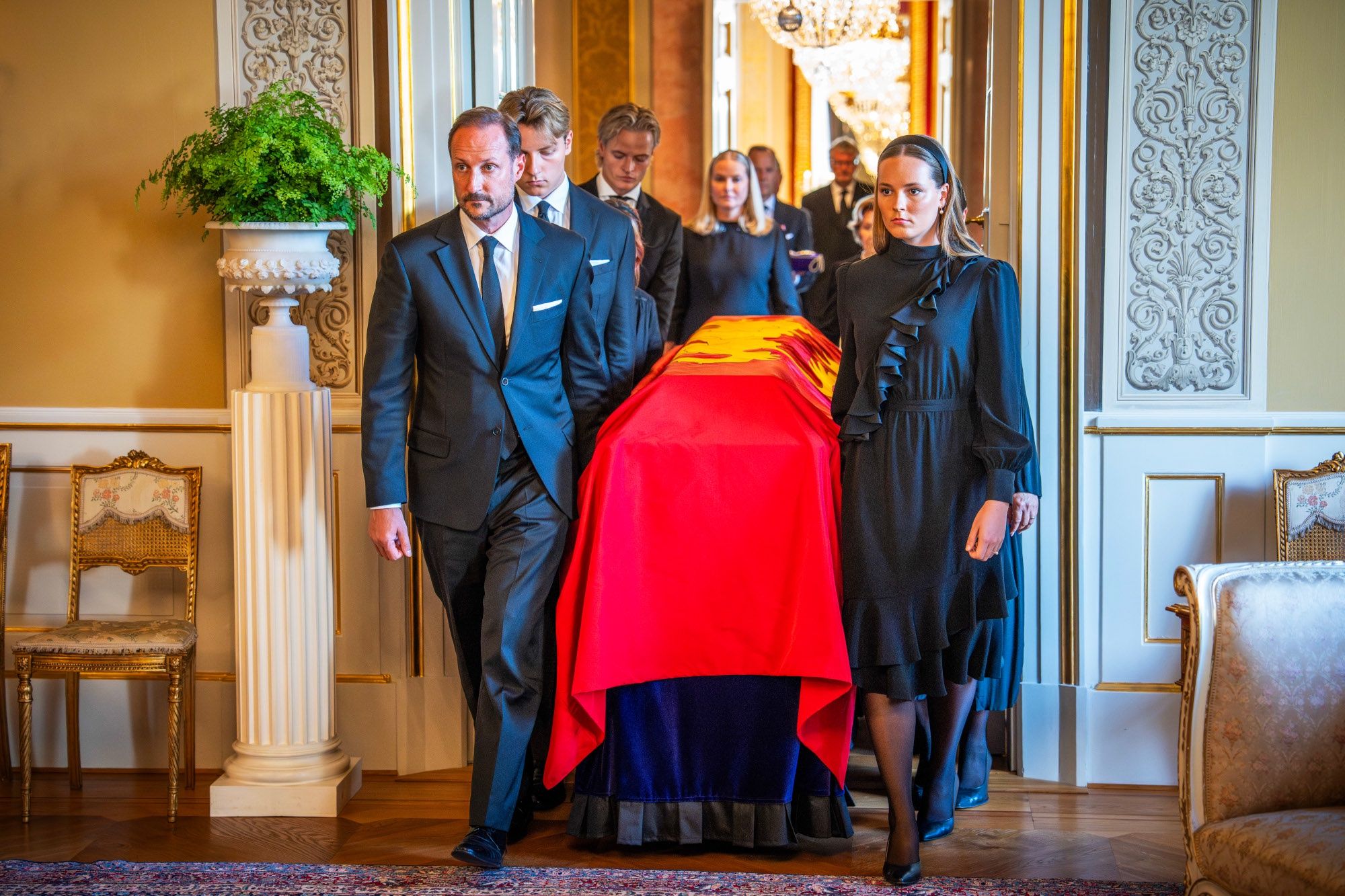 Skazany za gwałt syn Mette-Marit na pogrzebie króla Haralda V