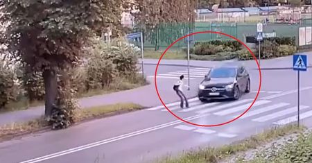 O krok od tragedii na pasach. Kierowcy winią pieszą