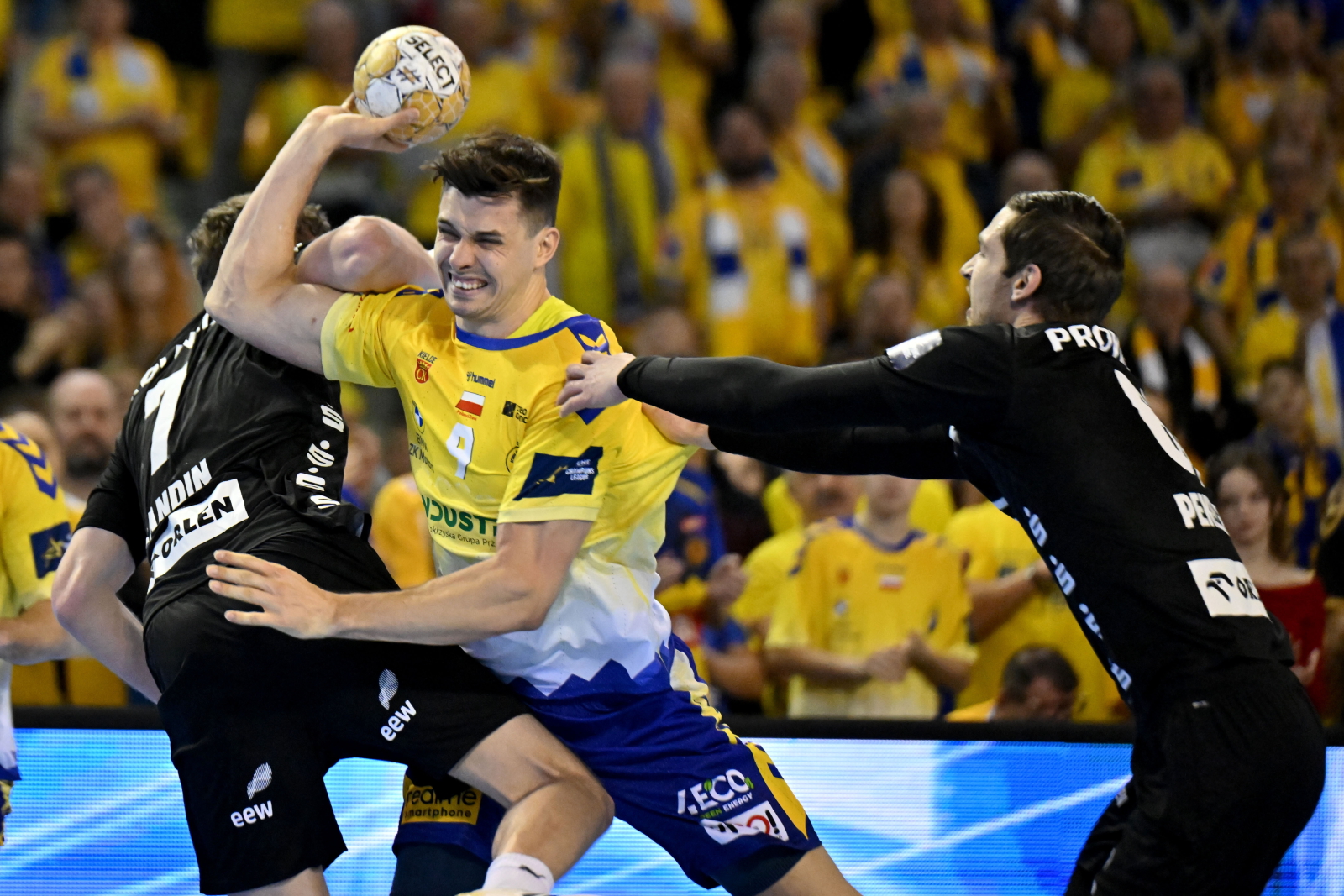 Crazy ending in Kelsey.  A bittersweet draw between Industria and THW Kiel